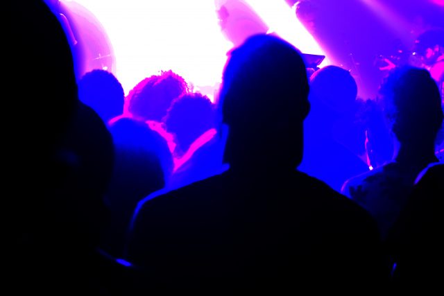 V7_S1_Crowd1